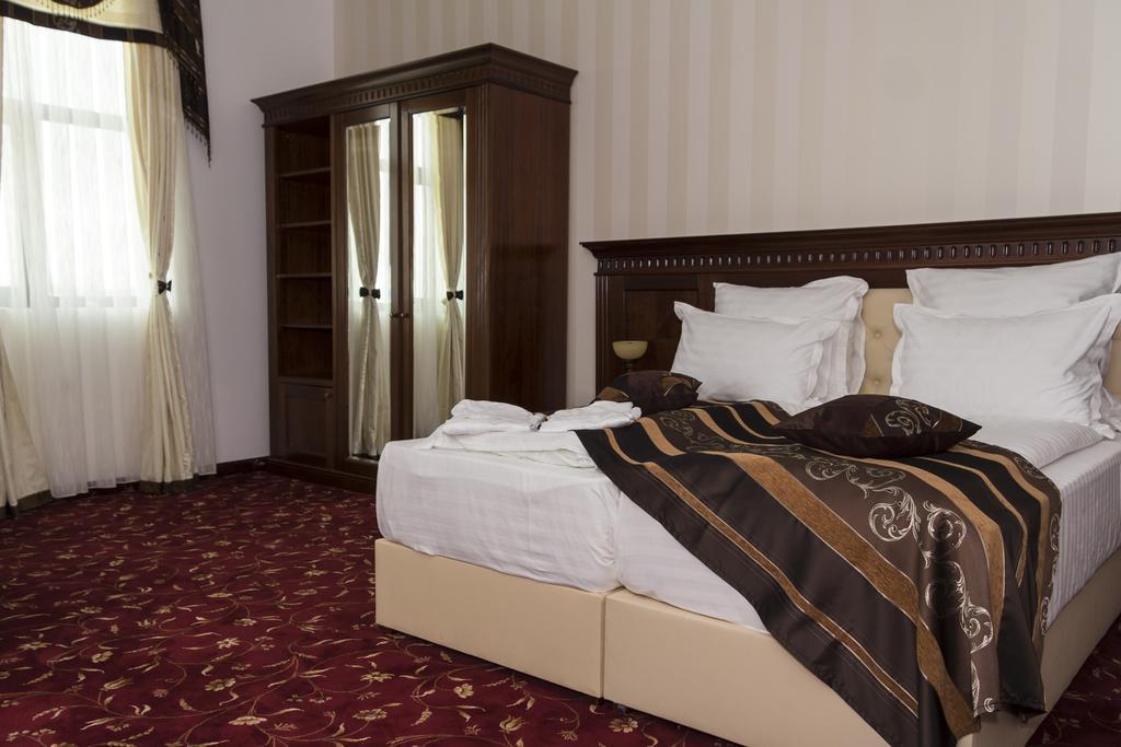 Pik Elegance Hotel Ploiesti Room photo