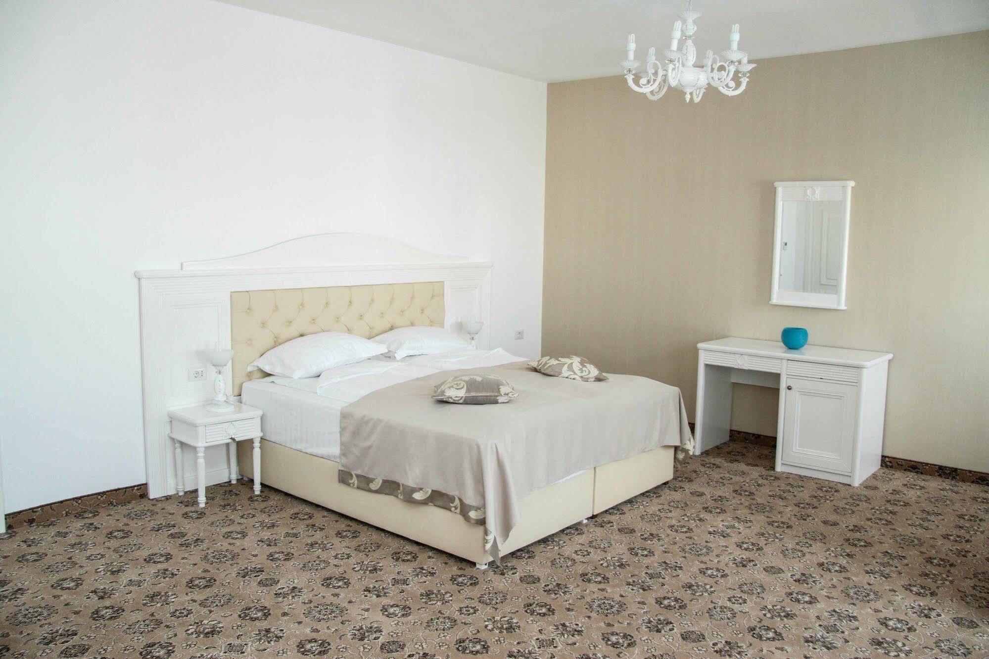 Pik Elegance Hotel Ploiesti Exterior photo